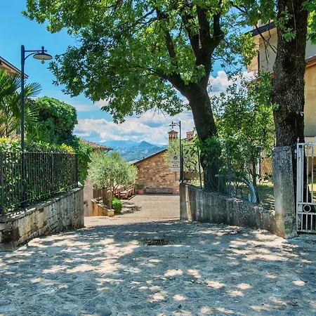 Nyaraló Tranquil Village With Fireplace *