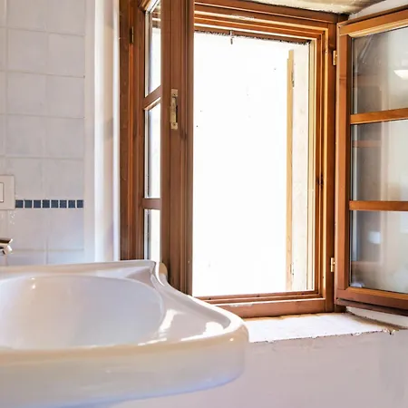 Hébergement de vacances Tranquil Village With Fireplace