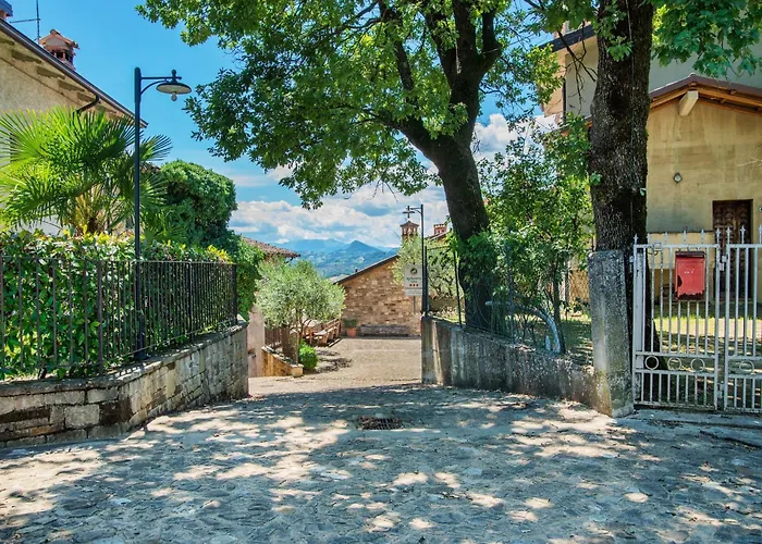 Nyaraló Tranquil Village With Fireplace *